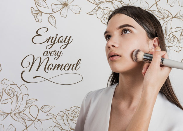 Front View Of Woman With Make-Up Brush Psd