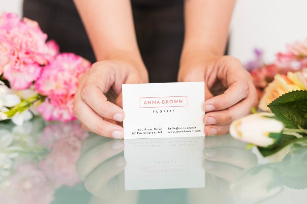 Gardening Concept With Woman Presenting Business Card Psd