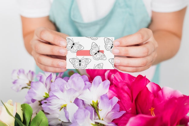 Gardening Concept With Woman Presenting Business Card Psd