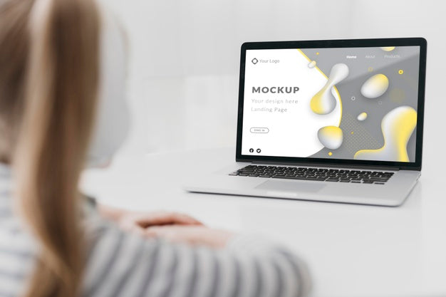 Girl With Headphones And Laptop Psd