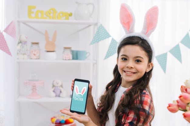 Girl With Smartphone Mockup On Easter Day Psd