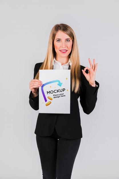 Happy Woman Holding A Placard Concept Mock-Up Psd