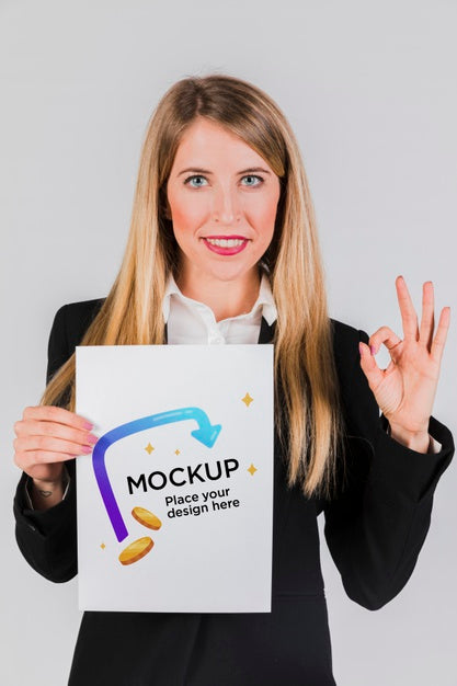 Happy Woman Holding A Placard Concept Mock-Up Psd