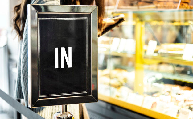 In Sign Mockup At The Front Of A Cafe Psd