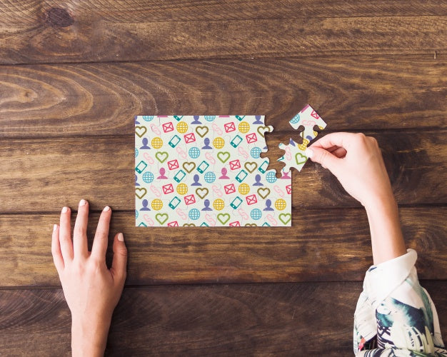 Jigsaw Mockup On Table Psd