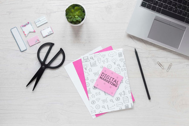 Laptop And Sticky Notes Mock-Up On Desk Psd