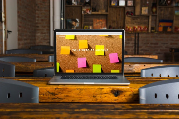 Laptop Mockup On Wooden Table Psd
