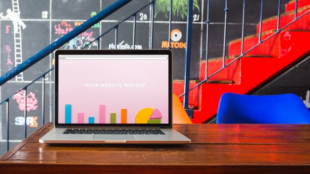 Laptop Mockup On Wooden Table Psd