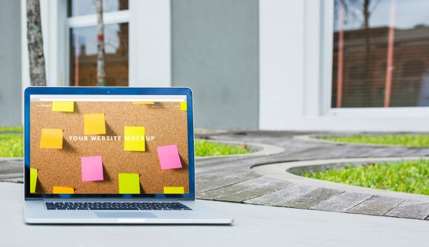Laptop Mockup Outdoors Psd