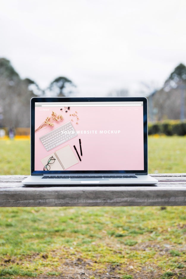 Laptop Mockup Outdoors Psd