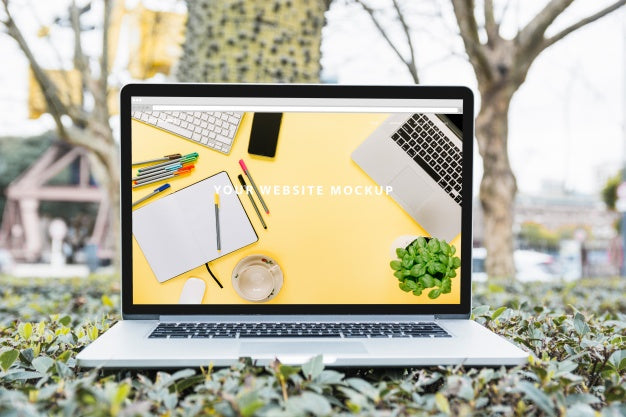Laptop Mockup Outdoors Psd