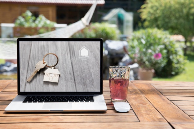 Laptop Mockup Outdoors Psd