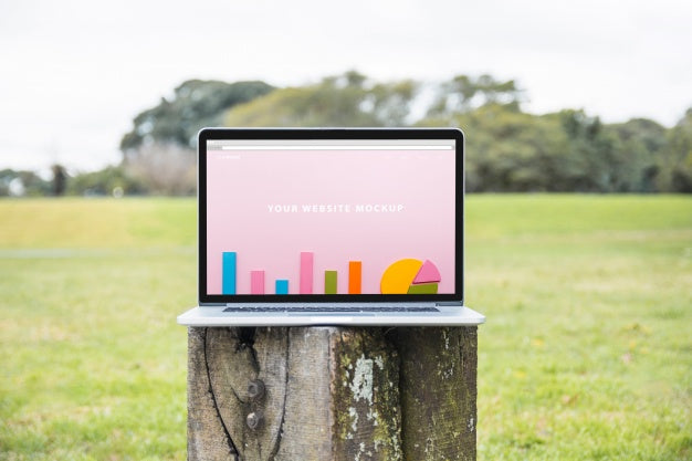 Laptop Mockup Outdoors Psd
