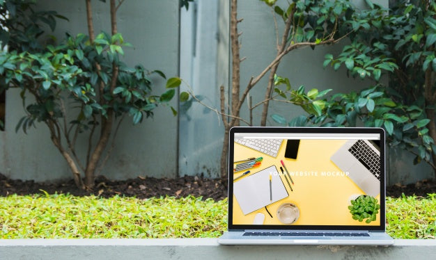 Laptop Mockup Outdoors Psd