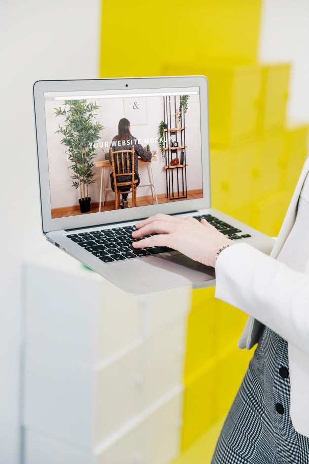 Laptop Mockup With Businesswoman Psd