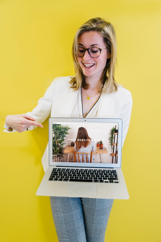 Laptop Mockup With Businesswoman Psd