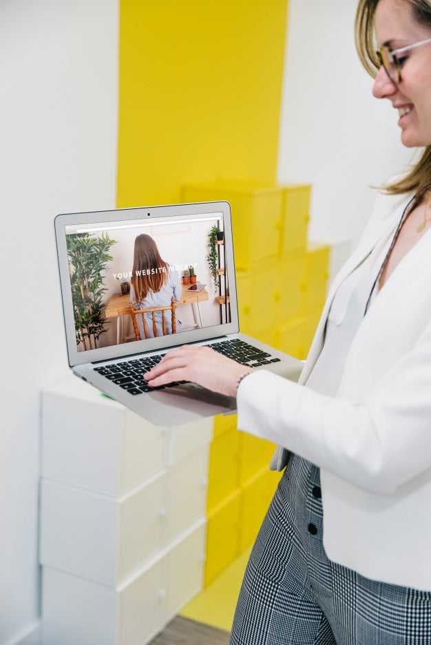 Laptop Mockup With Businesswoman Psd