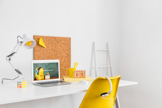 Laptop With Mockup Screen In Clean And Tidy Workspace. Education Theme Psd