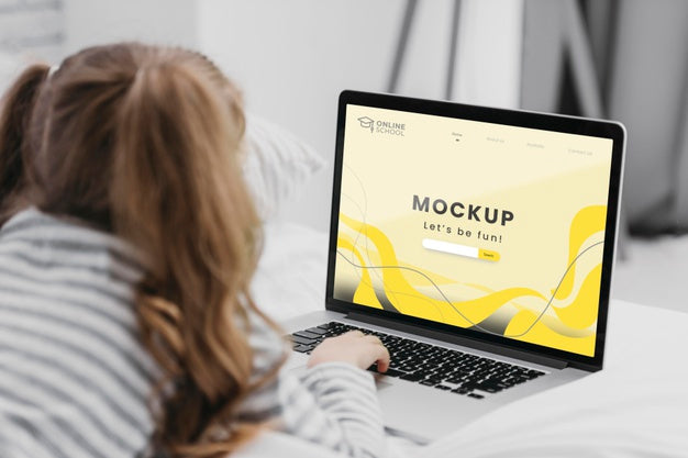 Little Girl In Bed With Laptop Psd