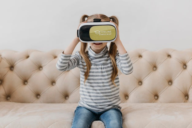 Little Girl With Virtual Reality Headset Psd