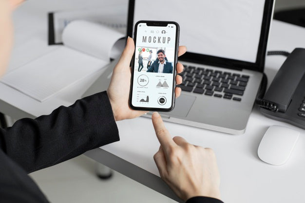 Man Holding A Smartphone Mock-Up At The Office Psd
