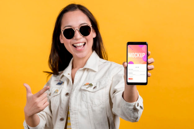 Medium Shot Cool Girl Holding Smartphone Psd