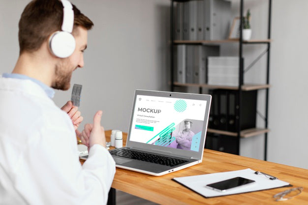 Medium Shot Doctor With Laptop Psd