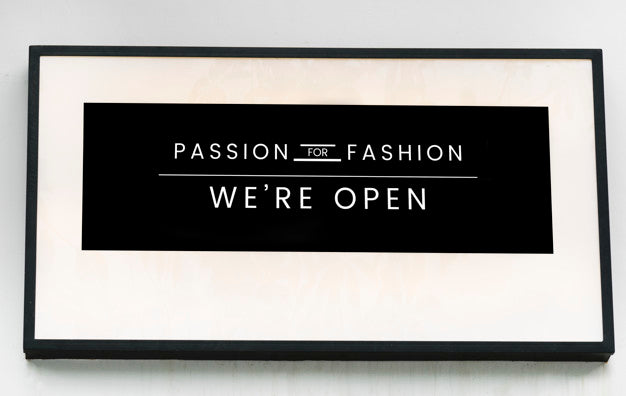 Minimal Sign Mockup For A Fashion Boutique Psd