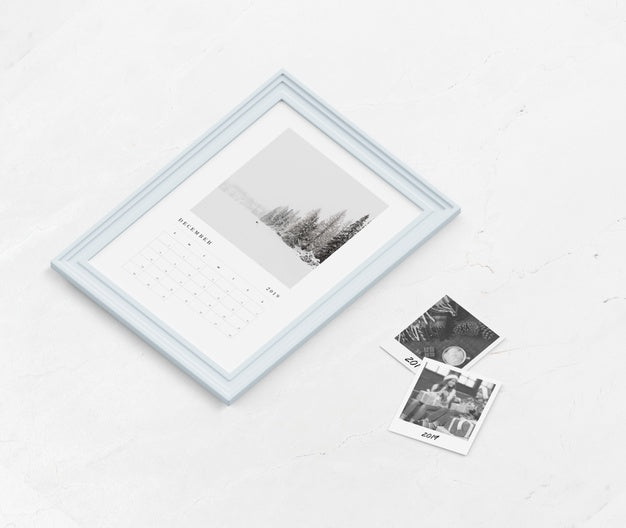 Mock-Up Calendar In Painting Frame Psd