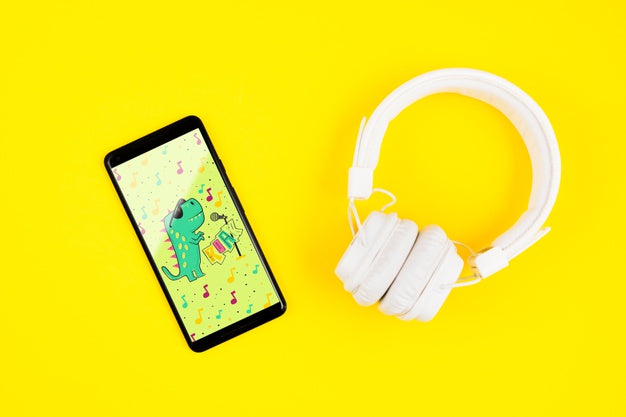 Mock-Up Smartphone Beside Headphones Psd