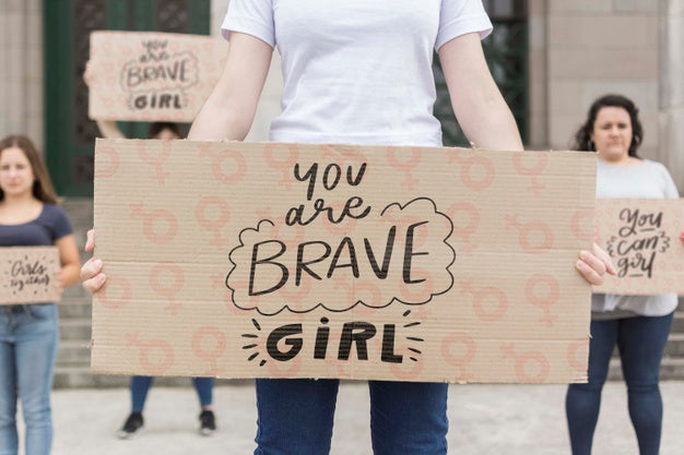 Mock-Up Womens With Messages On Cartoon Board Psd