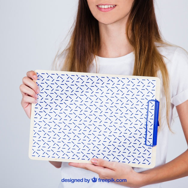 Mockup Concept Of Woman Holding Clipboard Horizontally Psd