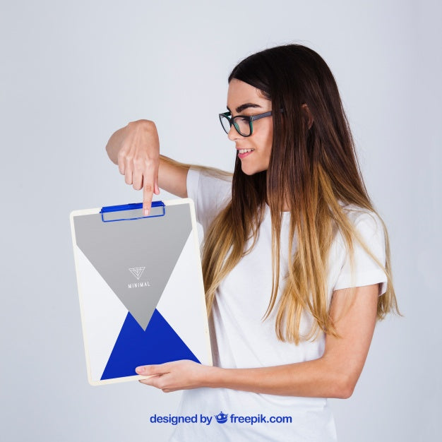 Mockup Concept Of Young Woman Holding Clipboard Psd