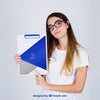Mockup Concept Of Young Woman Presenting Clipboard Psd