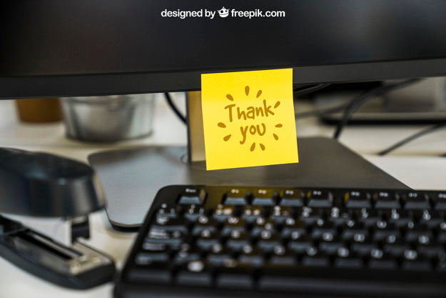 Mockup Of Adhesive Note On Computer Psd