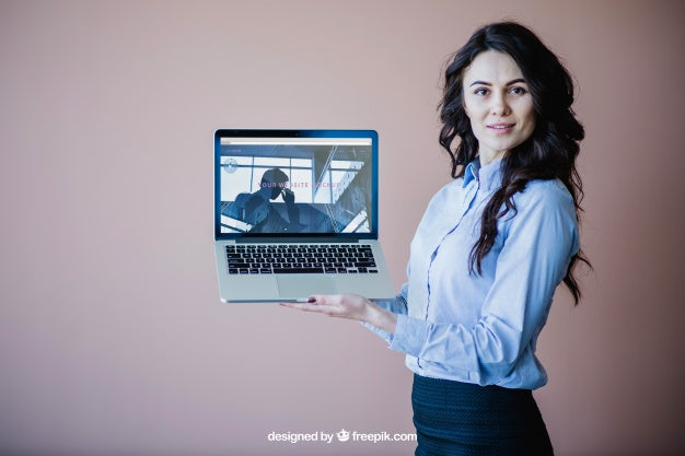 Modern Businesswoman Presenting Laptop Psd