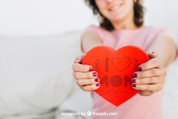 Mothers Day Mockup With Heart Box Psd