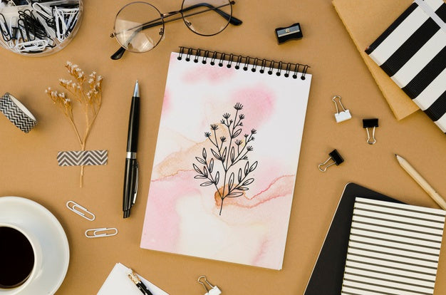 Notepad Mock-Up On Brown Background Psd