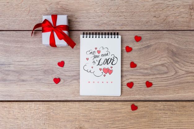 Notepad Mockup Next To Gift Box For Valentine Psd