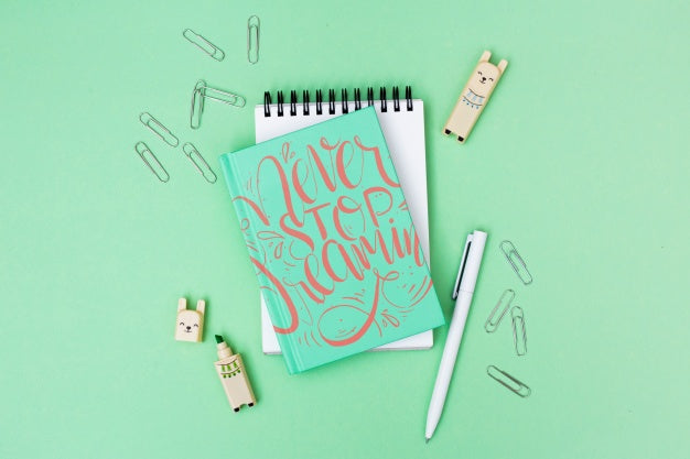 Notepad Mockup On Desk Psd