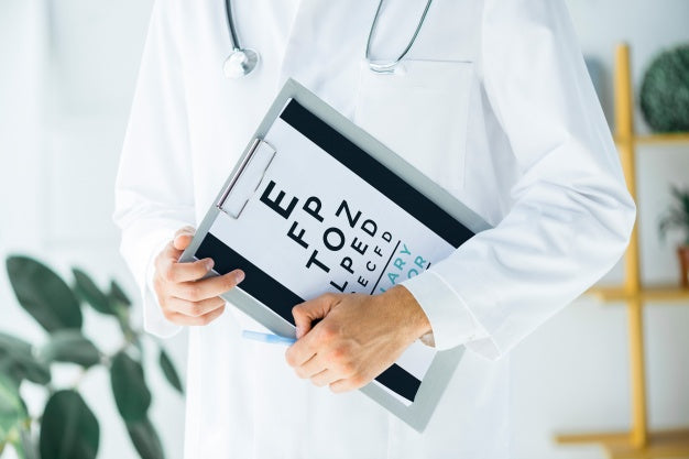 Oculist With Eyesight Test On Clipboard Psd