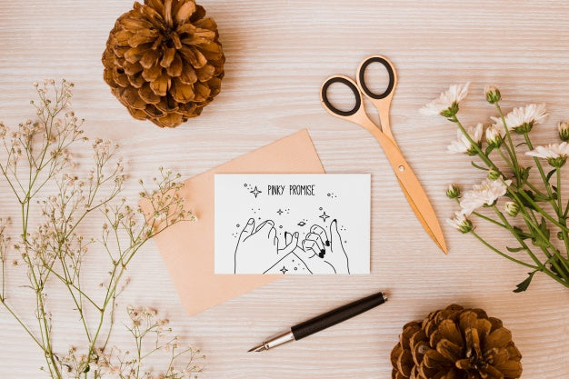 Paper Card Mockup With Floral Decoration Psd