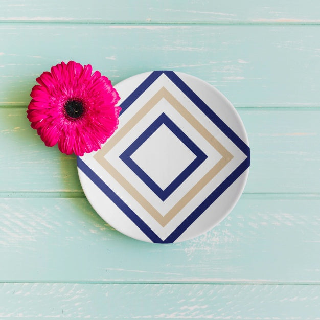 Plate Mockup With Pink Flower Psd