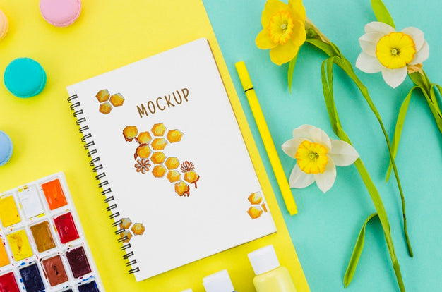 Realistic Honeycombs Drawn And Flowers Beside Psd