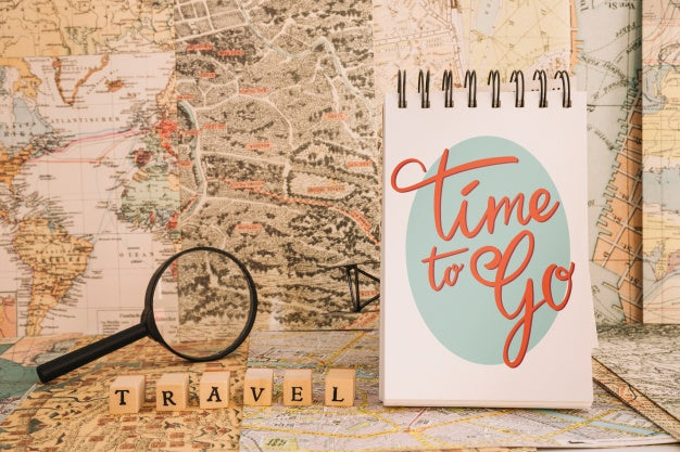 Retro Travel Concept Mockup With Notepad And Magnifying Glass Psd