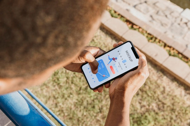 Runner Holding A Mock-Up Smartphone Psd