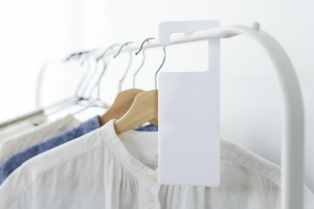 Shirts On A Clothing Rack With A Tag Mockup In A Studio Psd