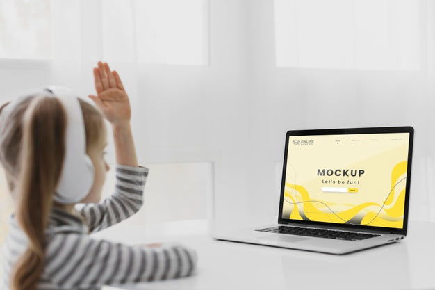 Side View Girl With Headphones And Laptop Psd