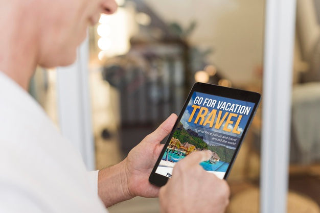 Side View Of Elder Man Using Tablet Psd