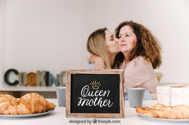 Slate Mockup For Mothers Day With Breakfast And Kiss Psd